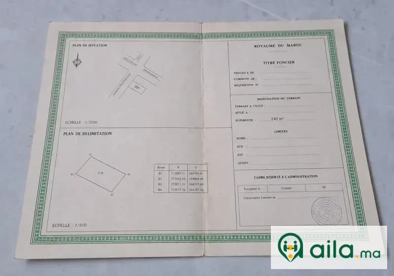 Acheteur vérifiant le profil d’un vendeur sur une marketplace